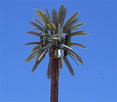 Torre dell'antenna di alberi artificiali mimetizzati